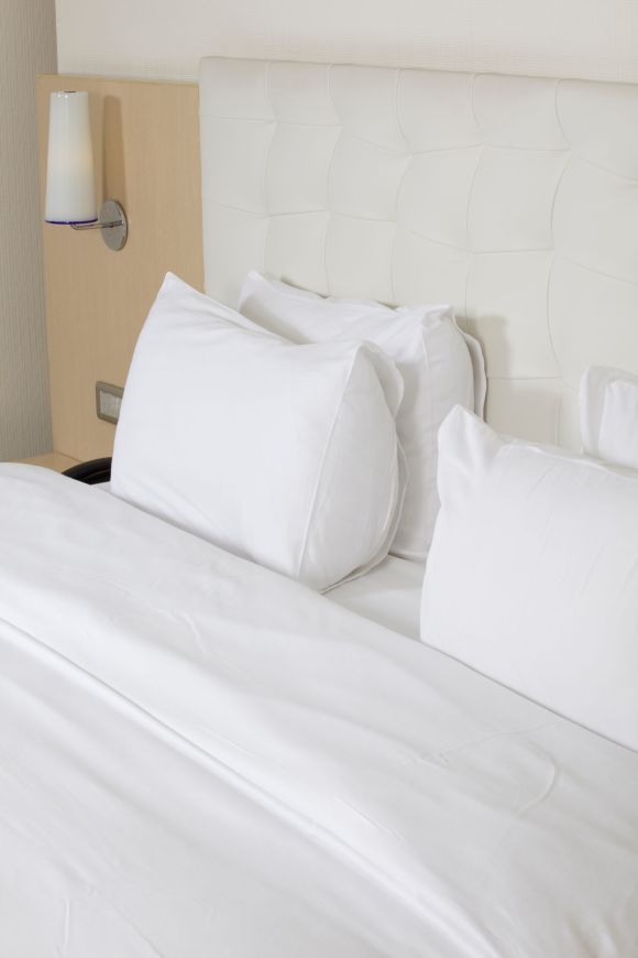 Letto matrimoniale in una camera d'albergo